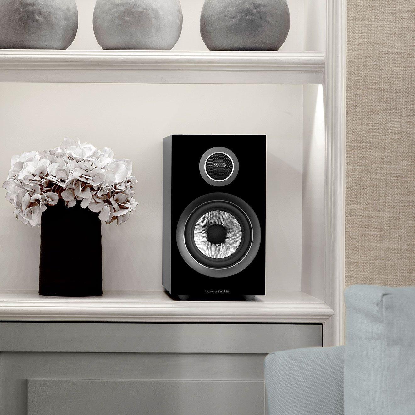 مكبر صوت Bowers &amp; Wilkins 707 S2 Premium ثنائي الاتجاه على رف الكتب (يُباع في زوج) 